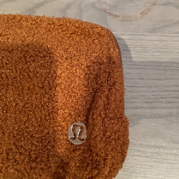 Fleece Belt-Bag Silver Hardware 1L NWOT - Picture 2 of 7